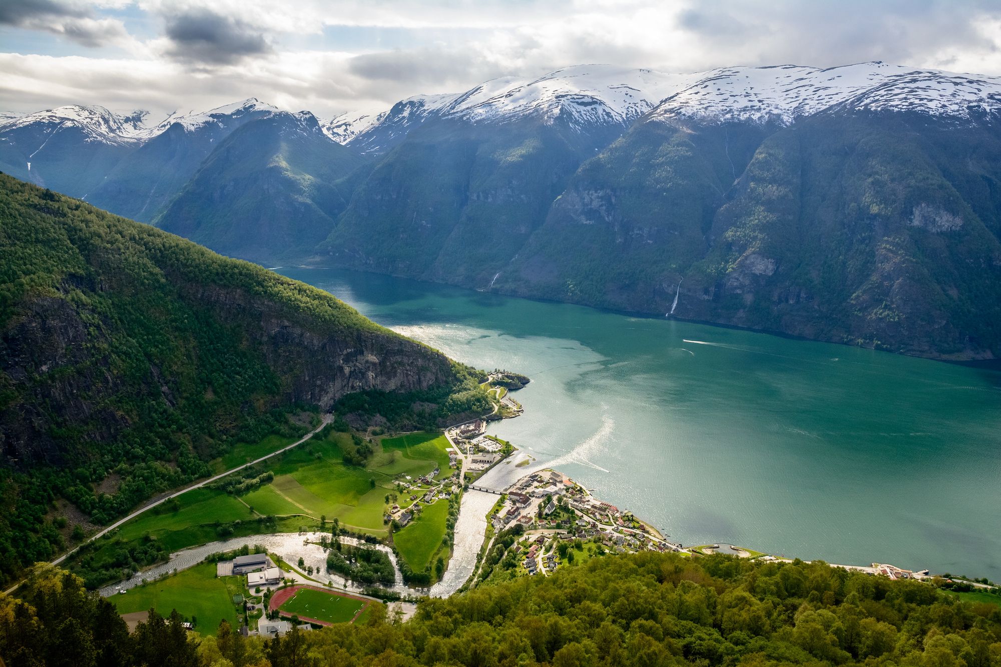Stegastein, Aurlandsfjorden, Norway by @dconvertini (Flickr) is licensed under CC BY 2.0